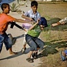 30.05.2011. Benghazi. Libia. Dzieci bawią się w wojnę na ulicy Benghazi, bastionu libijskich rebeliantów. 