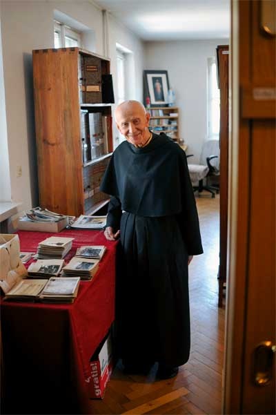 Archiwista brat Jeremiasz, lat 90. Jest jednym z czterech żyjących zakonników, którzy pamiętają św. Maksymiliana