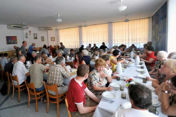 Kult świętego Maksymiliana nie gaśnie i pielgrzymów odwiedzających Niepokalanów przybywa. Wielu korzysta z zakonnej jadłodajni 