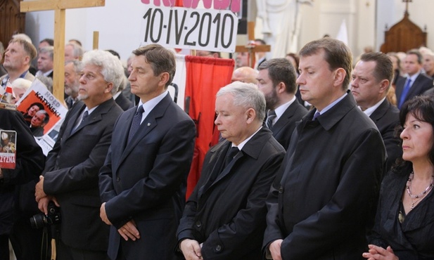 Politycy PiS pod Pałacem Prezydenckim