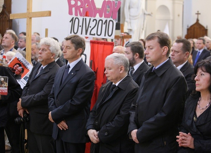 Politycy PiS pod Pałacem Prezydenckim