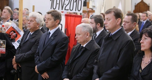 Politycy PiS pod Pałacem Prezydenckim