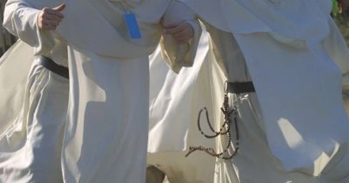 Coraz więcej księży