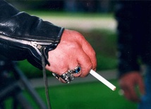 63 proc. sprzedawców sprzedaje papierosy nieletnim