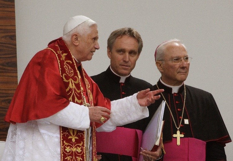 &quot;Benedykt XVI jest jak świeca, która powoli&hellip;