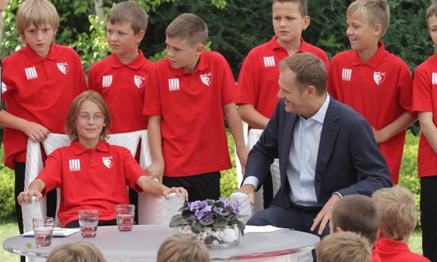 Premier kopał, kibice protestowali