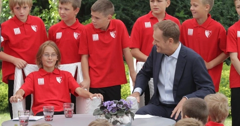Premier kopał, kibice protestowali