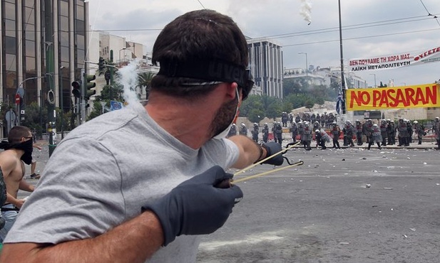 Grecja: Demonstranci atakują