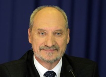 Macierewicz: rząd okłamywał opinię publiczną 