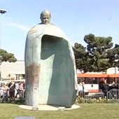 Rzymski pomnik Jana Pawła II "klasyką"?