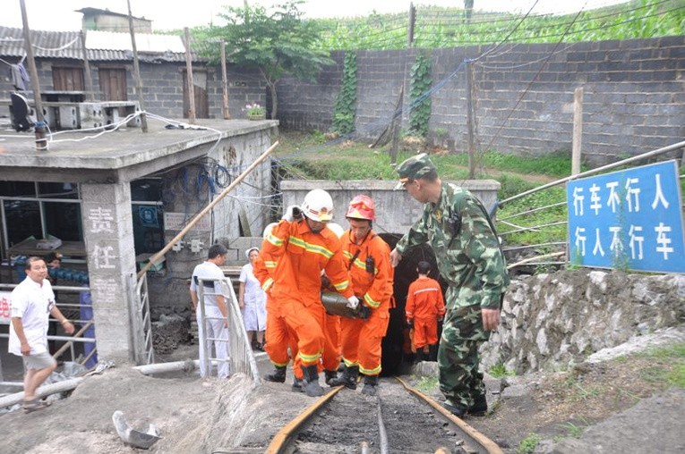 Ogien i deszcz odcięły chińskich górników