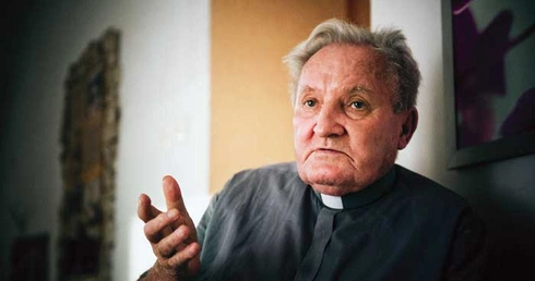 Ojciec z połówką dyni