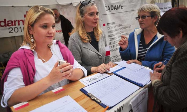 Ludzie  trzymający  namiot