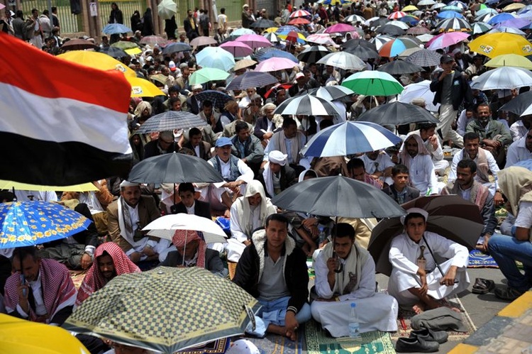 Manifestanci w Jemenie