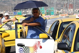 Grecja: Taksówkarze blokują stołeczne lotnisko i port