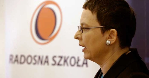 Minister edukacji Katarzyna Hall znalazła się w ogniu krytyki. Najgorszą ocenę wystawiają jej solidarnie uczniowie, ich rodzice, nauczyciele, związkowcy  i politycy