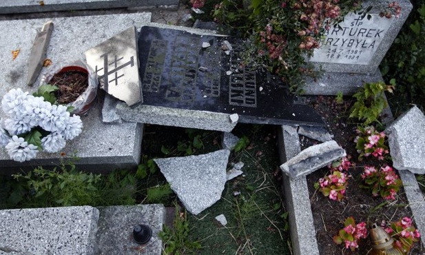 Abp Zimoń o profanacji cmentarza