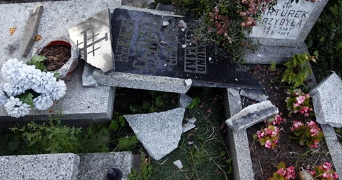 Abp Zimoń o profanacji cmentarza