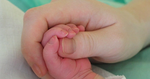 Przepraszają za udział w przymusowych adopcjach