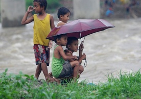 Filipiny: Burza dalej zabija