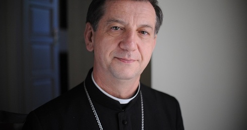 Abp Guzdek: Ksiądz ma być celebransem, nie celebrytą