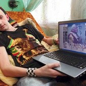 Stasiu z laptopem, na którym ciagle ogląda zdjęcia z podróży do Rzymu