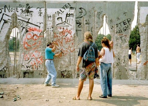 1/3 berlińczyków sądzi, że mur dzielących ich miasto nie był błędem