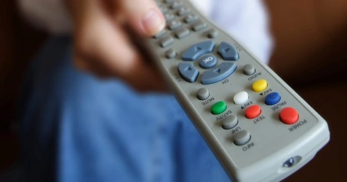 Wyrwał żonie pilota, dostał nożem w plecy