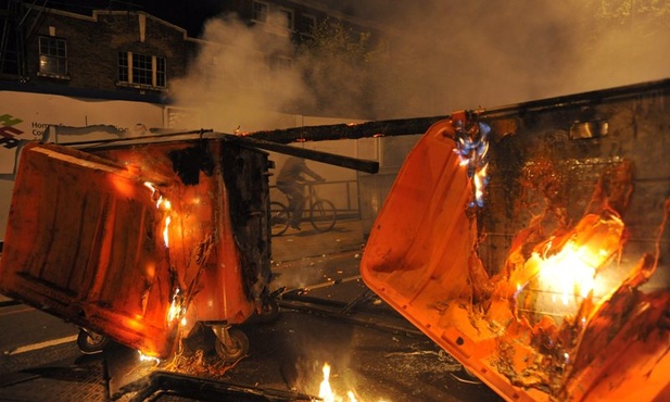 Londyn: 26 policjantów rannych