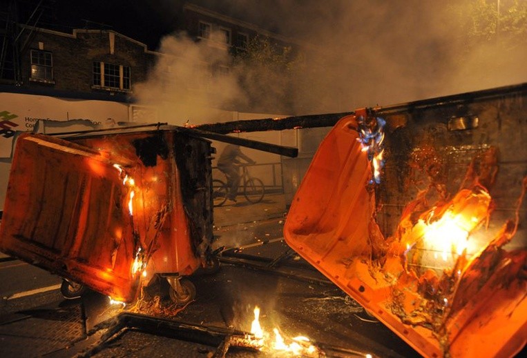 Londyn: 26 policjantów rannych