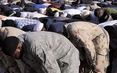 Muzułmańskie modły - z ulicy do koszar