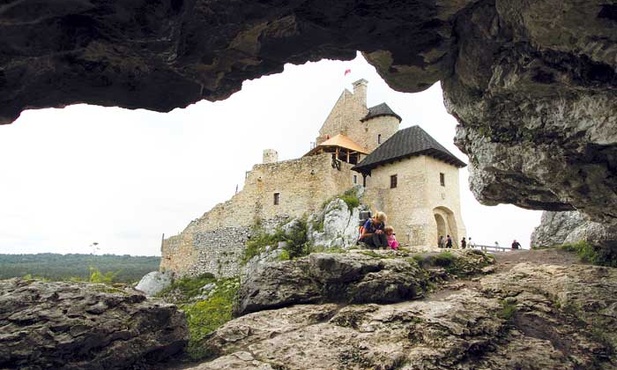 Odbudowany zamek w Bobolicach 