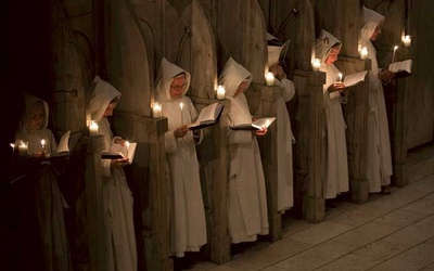 Betlejemitki z klasztoru w Izraelu. Pod osłoną białego płóciennego habitu, w kapturze na głowie, zanurzają się w liturgii godzin