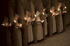 Betlejemitki z klasztoru w Izraelu. Pod osłoną białego płóciennego habitu, w kapturze na głowie, zanurzają się w liturgii godzin