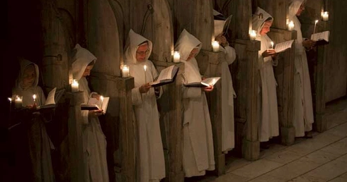 Betlejemitki z klasztoru w Izraelu. Pod osłoną białego płóciennego habitu, w kapturze na głowie, zanurzają się w liturgii godzin