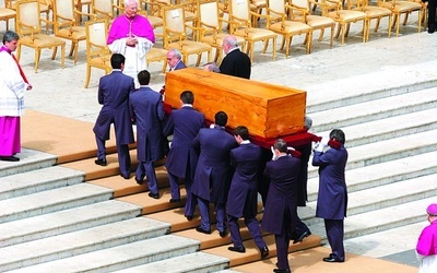 Trumna z ciałem Jana Pawła II w dniu pogrzebu 8 kwietnia 2005 r