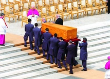 Trumna z ciałem Jana Pawła II w dniu pogrzebu 8 kwietnia 2005 r