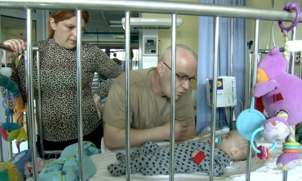 Kadr z serialu "Operacja Życie"