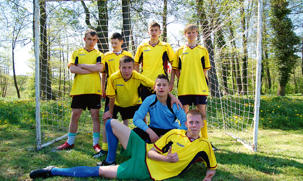 Przychodzą służyć z boiska