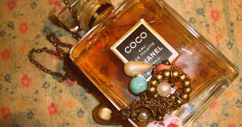 Moda, perfumy i szpiedzy