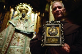 Wszystkim zwiedzającym klasztor w Guadalupe (Hiszpania) franciszkanie okazują relikwiarz. Wielu turystów pobożnie go całuje.