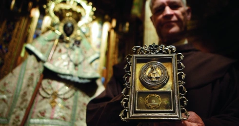 Wszystkim zwiedzającym klasztor w Guadalupe (Hiszpania) franciszkanie okazują relikwiarz. Wielu turystów pobożnie go całuje.