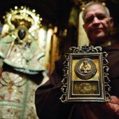 Wszystkim zwiedzającym klasztor w Guadalupe (Hiszpania) franciszkanie okazują relikwiarz. Wielu turystów pobożnie go całuje.