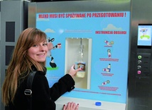 Pierwszy w Warszawie automat, w którym można kupić mleko, pojawił się w Hali Mirowskiej.