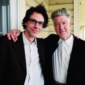 Reżyser filmu, David Sieveking (z lewej), zachęcony przez swego idola Davida Lyncha (z prawej) zapisał się na kurs medytacji transcendentalnej