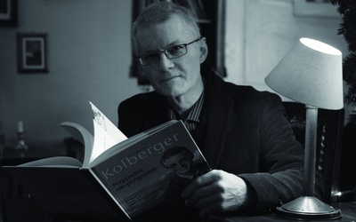 Krzysztof Kolberger (1950-2011) z książką "Przypadek nie-przypadek".