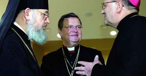Przedstawiciele trzech wyznań: (od lewej) prawosławny abp Jeremiasz, bp Kościoła ewangelicko-augusburskiego Janusz Jagucki i katolicki bp Tadeusz Pikus