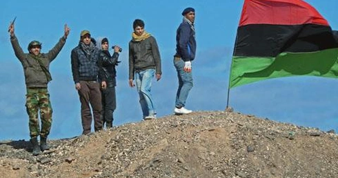 Libia: Powstańcy się wycofują