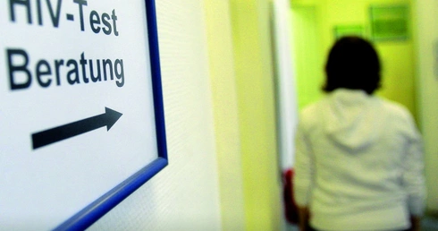 W Polsce badania na obecność wirusa HIV można przeprowadzić bezpłatnie i anonimowo. Szczegóły na www.aids.gov.pl