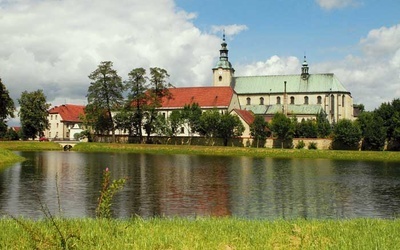 Pocysterski kościół, staw i pozostałości jemielnickiego klasztoru